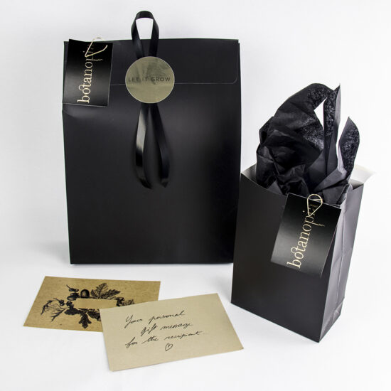 Product foto van cadeauverpakking van Botanopia. Persoonlijk kaartje met elegante zwarte verpakking