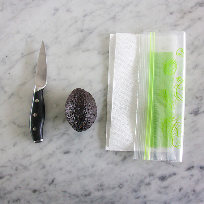Benodigdheden: een mes, een avocado, een keukenrol en een hersluitbaar zakje
