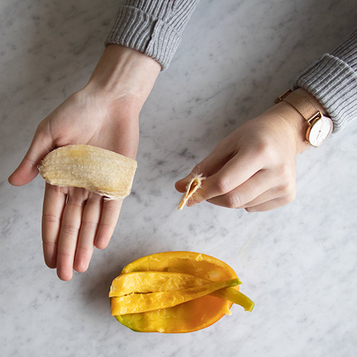 Het verwijderen van het zaadje in een mango pit Het verwijderen van het zaadje in een mango pit