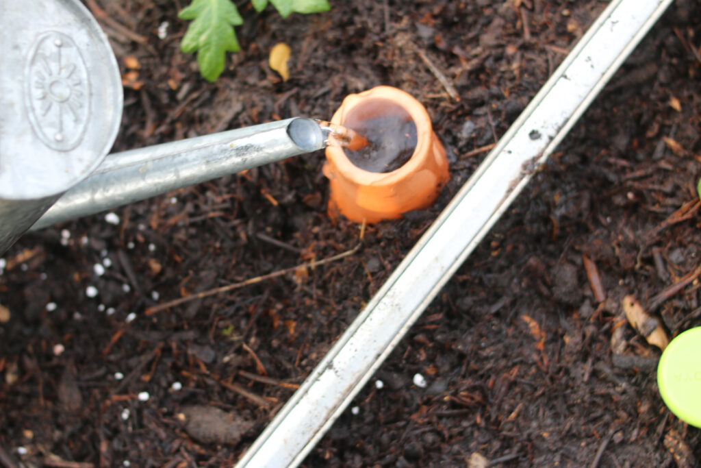 Remplissage d'un pot Olla avec de l'eau