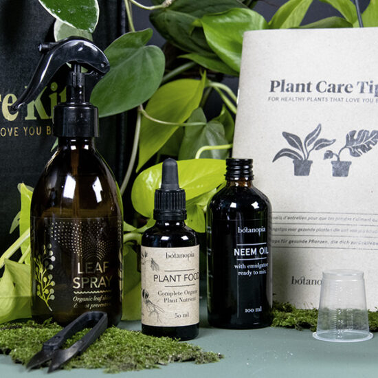 Le coffret parfait pour tout amoureux des plantes. Contient de l'engrais bio, huile de neem, flacon spray et guide explicatif.