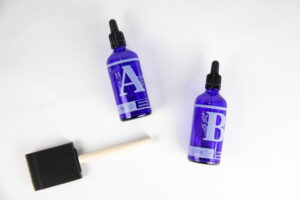 Botanopia Cyanotype kit chemicals in blue bottles A and B on white background Botanopia Cyanotype kit chemicaliën A en B
