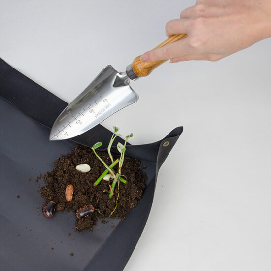 Shovel with potting tarp by Botanopia