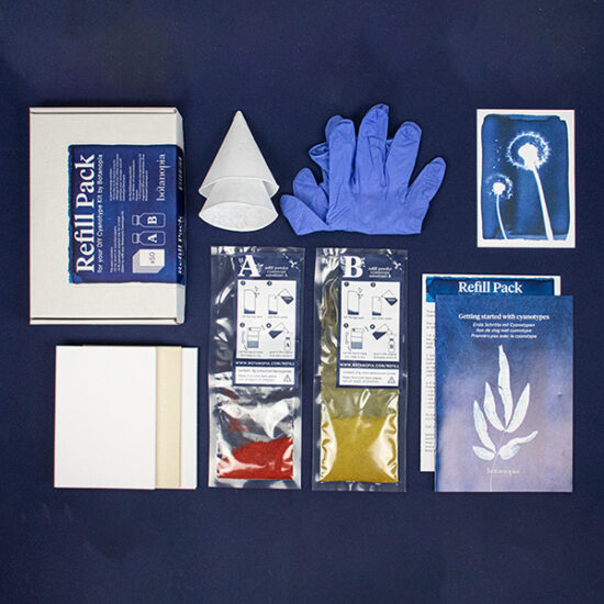 Le pack pour recharger son kit cyanotype avec papier, émulsion cyanotype, papier assorti, livret d'instructions