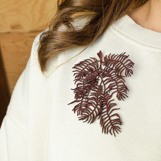 Broche brodée mousse plume d'autruche