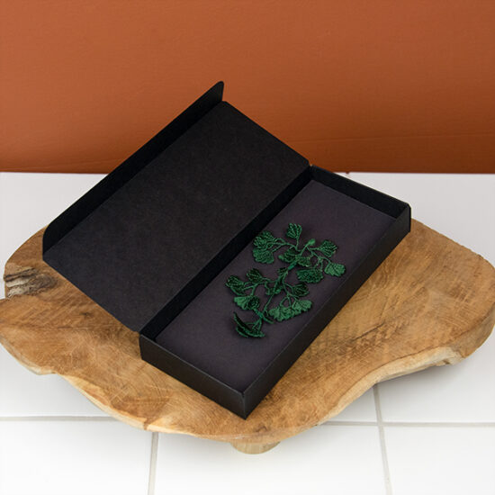 Geborduurde venushaar broche bij Botanopia
