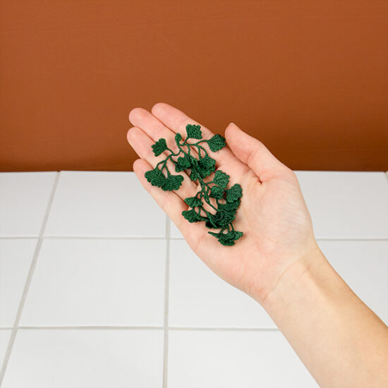 Geborduurde venushaar broche in hand