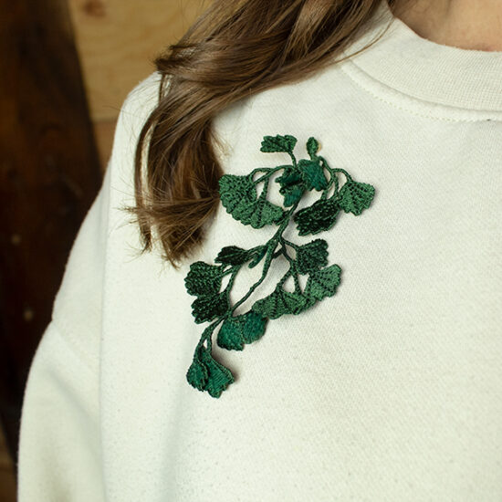 Geborduurde venushaar broche bij Botanopia op model