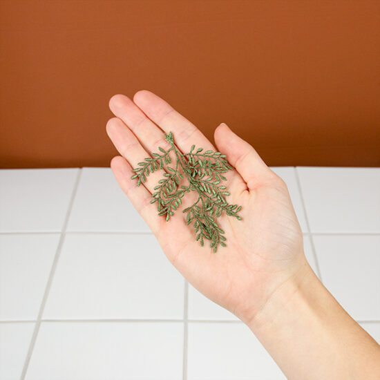 Broche met geborduurde olijftak in hand