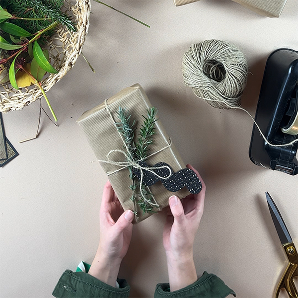 Wrapping gifts from video - 2 Eco-friendly gift wrapping ideas with plants and Botanopia gift tag