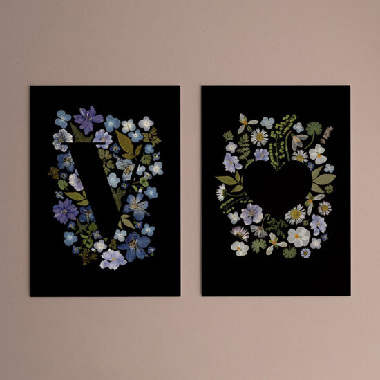 Carte alphabet fleurs pressées lettre V et coeur