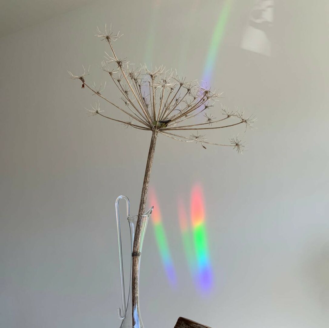 schöner Regenbogen an der Wand mit dem Regenbogenaufkleber